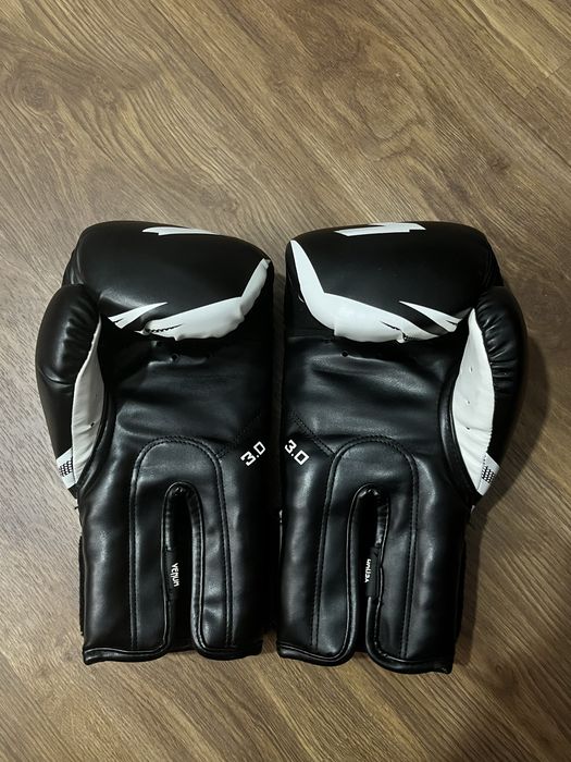 Manusi Challenger 3.0 si Tibiere Venum