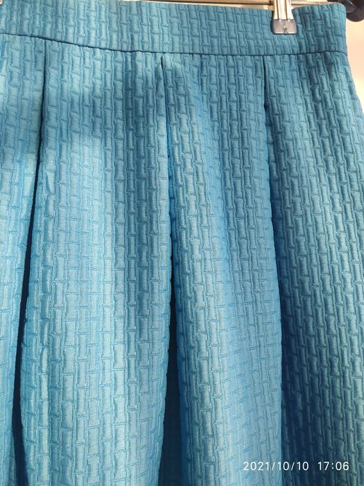 Юбка ярко голубого цвета из плотной ткани