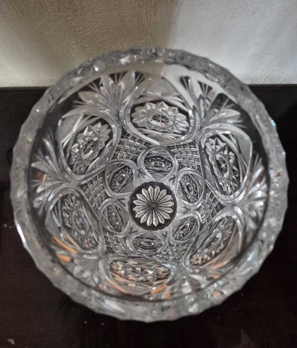 Хрустальные вазы.