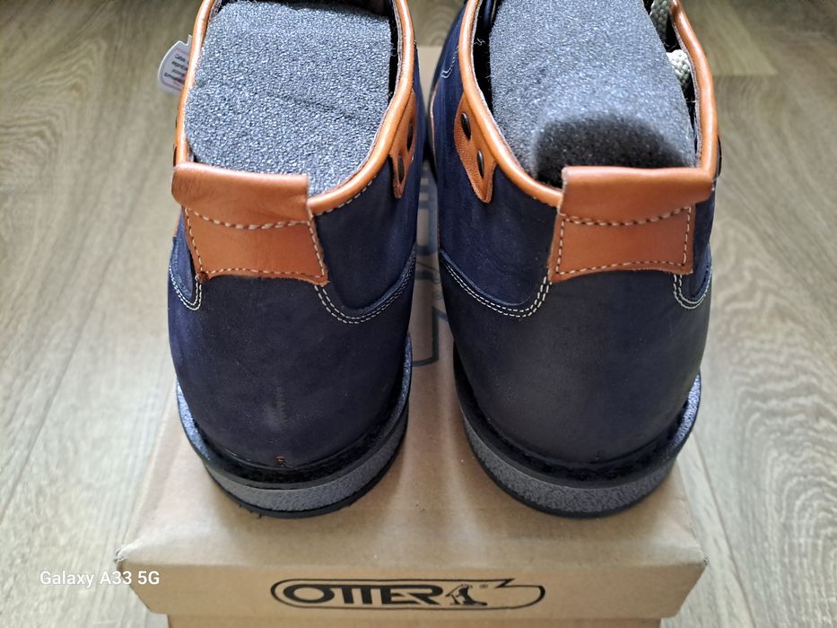 Vand ghete din piele naturala nabuc pentru bărbați.
În interior, din v