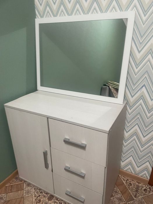 Продается комод с зеркало