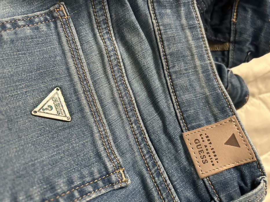 Blugi drepti Guess
