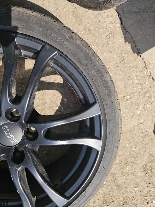 Jante aliaj 18” 5x108 + anvelope VARĂ Hankook 245/40 R18
Anvelopele sunt aproape noi (rulate ~200 km)
O anvelopă are o zgârietură superficială (nu a