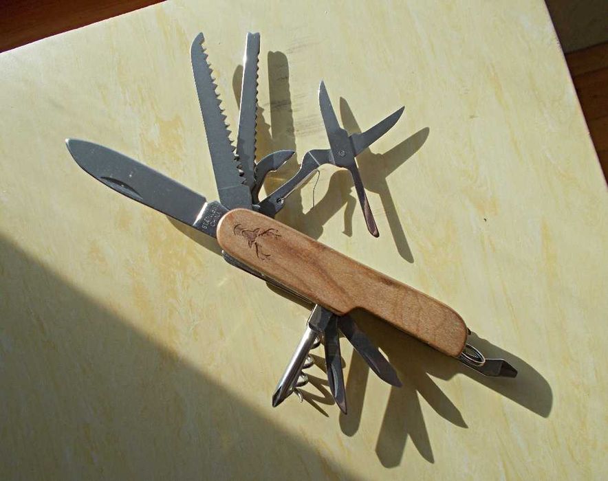 Ножчета джобни сгъваеми. С 13 функции. Дървени чирени. Нови, отлични