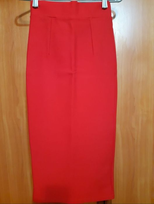 Красная юбка карандаш