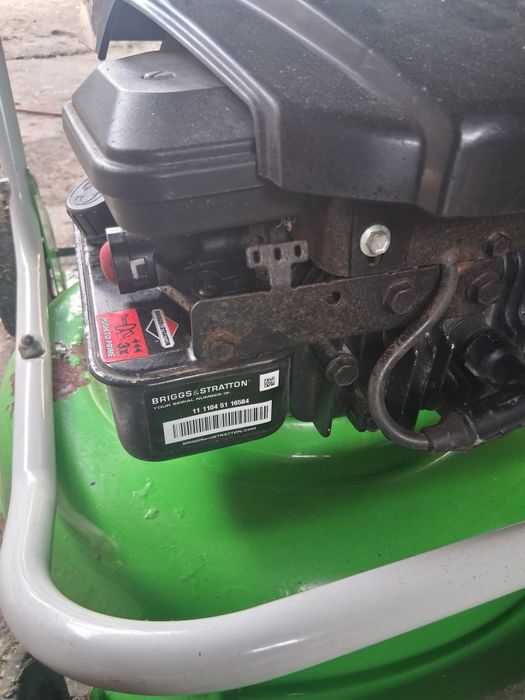 Masina de tuns iarba pe benzina 4 timpii