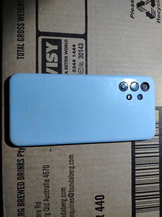 Samsung Galaxy A13 5G cu displayul spart. Placa este buna