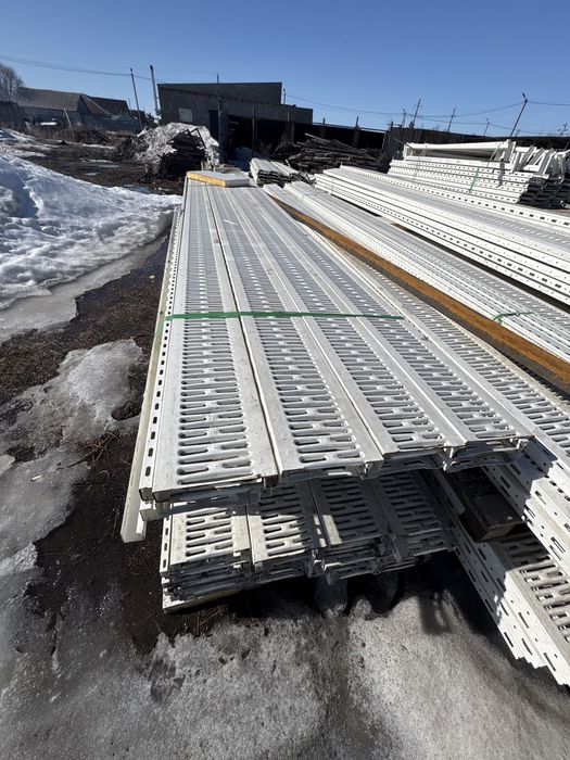 Пол металлически . Мезонина бу .