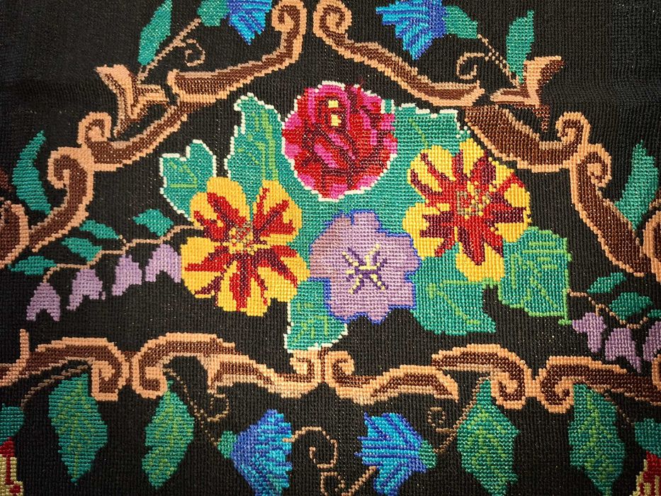 Tapiserie veche, cusută manual, cu motive florale stilizate 100x64cm