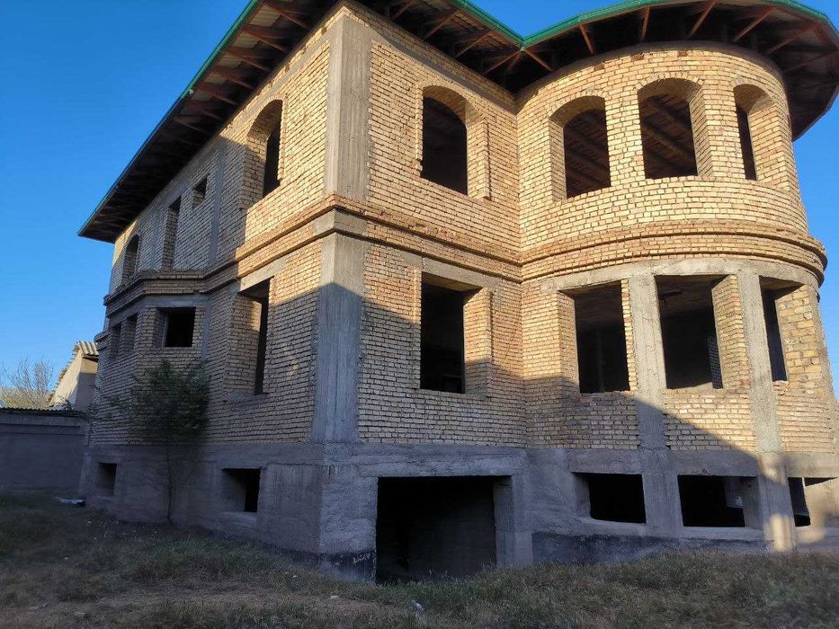 Hovli 22,5 sotix va 2 qavatlik uy sotiladi Amir Temur, Mevazor MFYda.