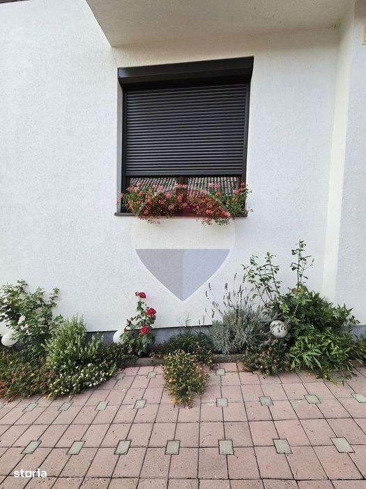 Casă / Vilă cu 9 camere de vânzare