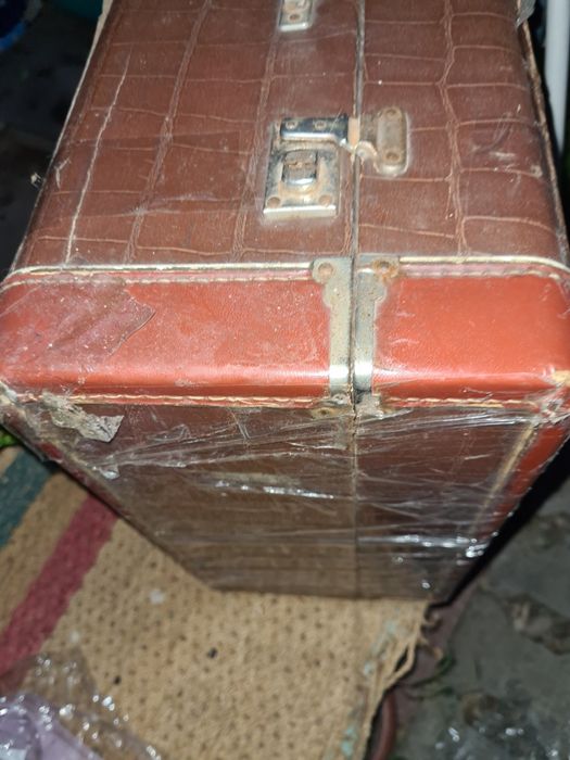 Продаётся чемодан.