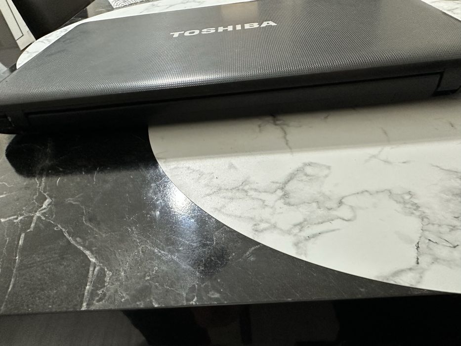 Лаптоп Toshiba за части не се включва  без зарядно