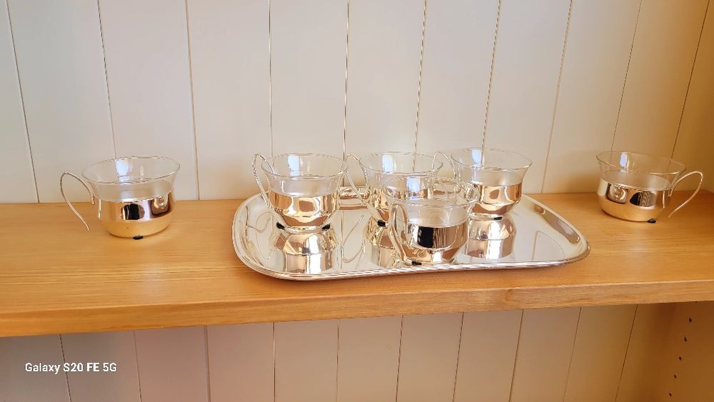 Комплект от шест чаши за кафе или чай с поднос