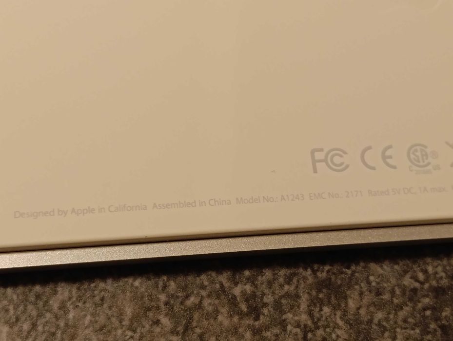 Vand Tastatura Apple mare A1243 cu parte numerica si fir conexiune USB