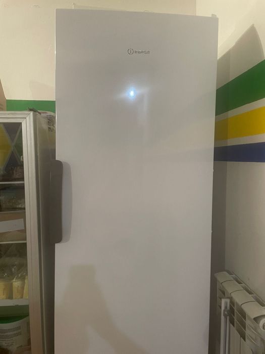 Морозильник Indesit DFZ 5175 белый 250л