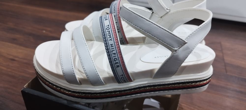 Tommy Hilfiger 33