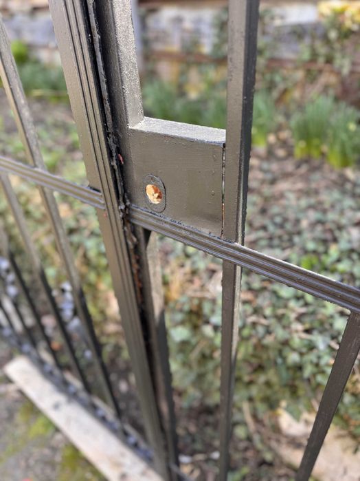 Vând set complet de porți metalice din fier (model decorativ)