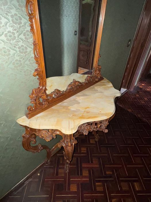 Consolă cu oglindă în stíl clasic baroc, realizată din Lemn masiv bogat sculptat manual, cu blat dín marmură naturală. Set impunător şi rafinat