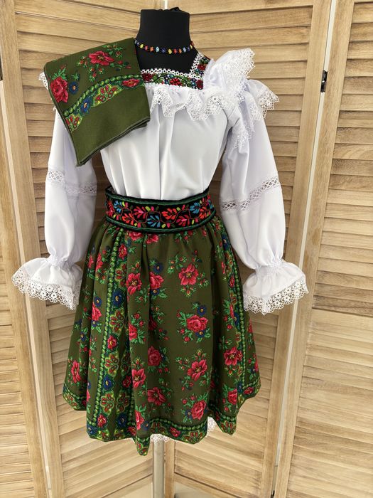 Costum popular pentru doamne și domnișoare de Maramureș complet