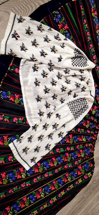 Ie pe batist  autentic