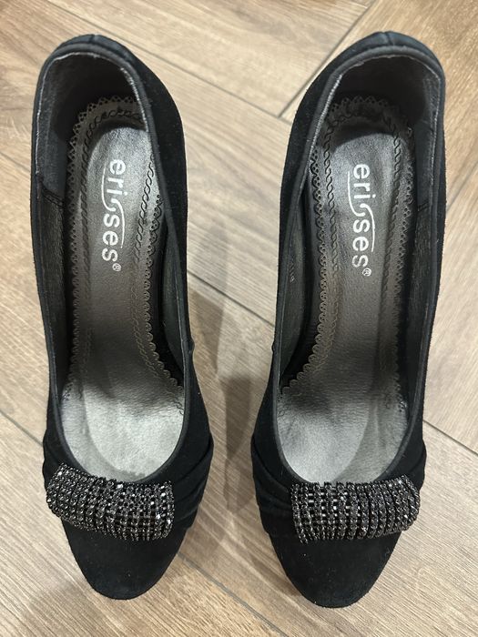 Продам замшевые туфли