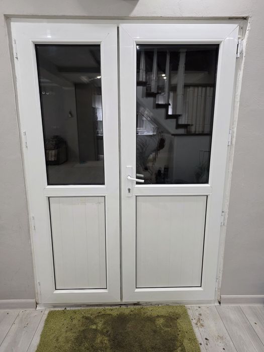 Пластиковая дверь