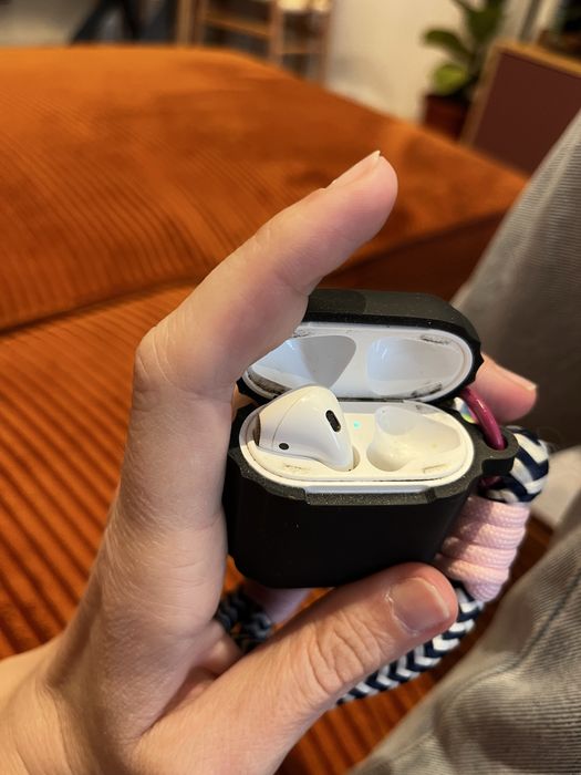 Airpod 2 само лява и зарядно