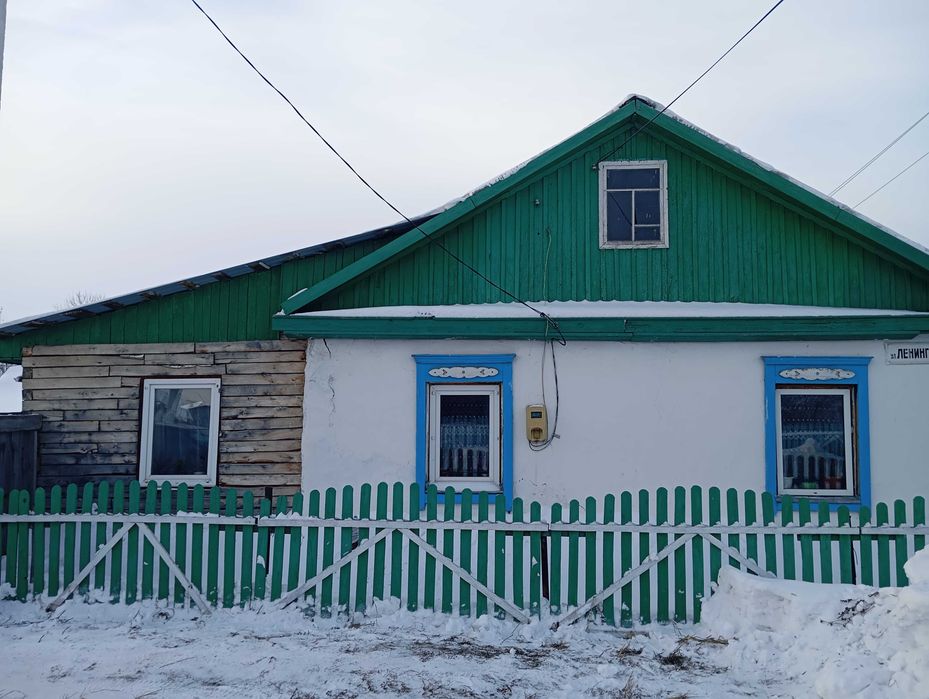 Дом, из 4 комнат, вода, санузел, гараж, баня, летняя кухня.