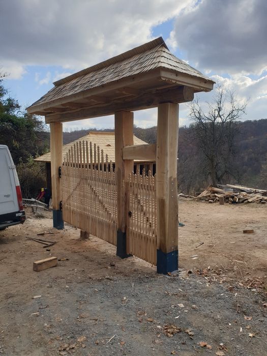 Construcții case  din lemn , restaurari case vechi tradiționala , montaj sindrila etc...