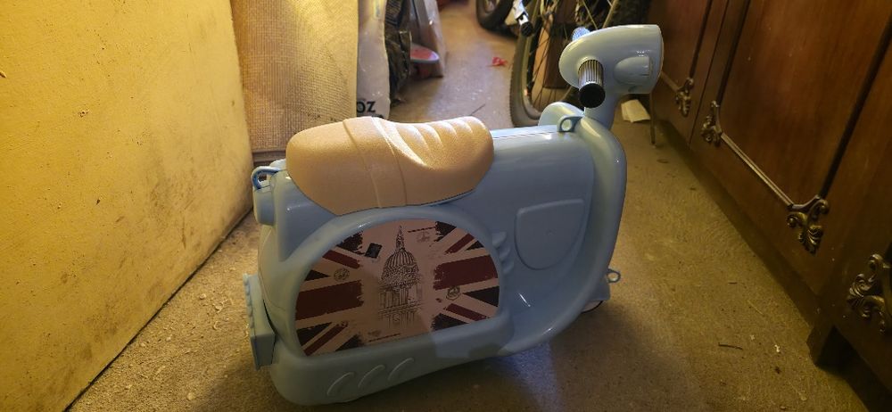 Продавам детски мотор куфар за бутане