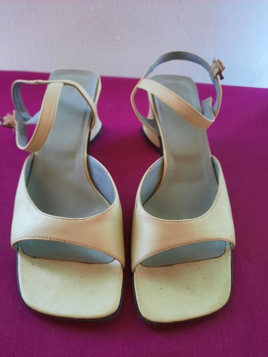Sandale albe cu toc pătrat