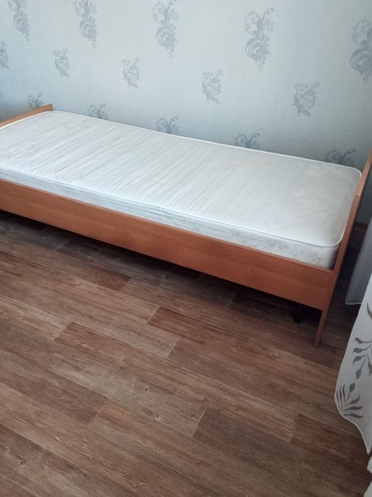 Продам кровать с ортопедическим матрасом