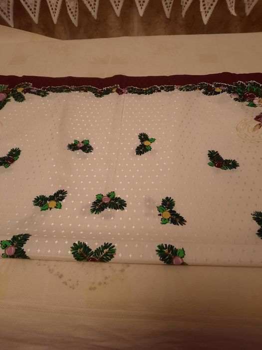 Frumoasă față de masă cu ornamente de Craciun