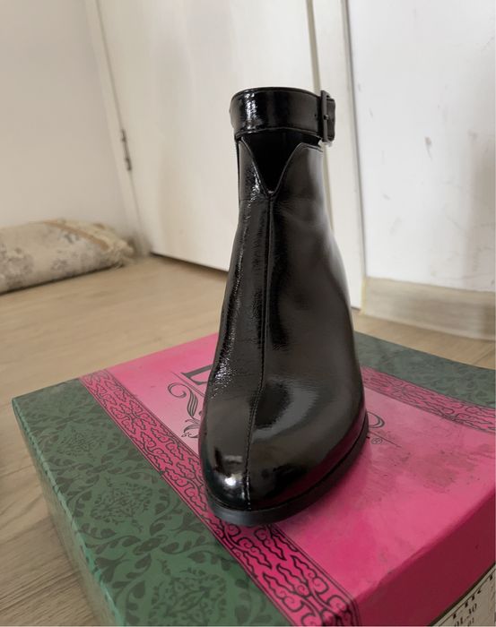 Ботильоны черные.