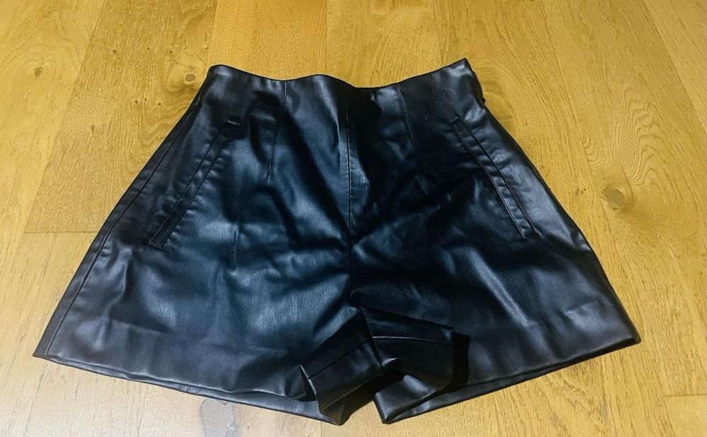 Pantaloni scurți piele Zara