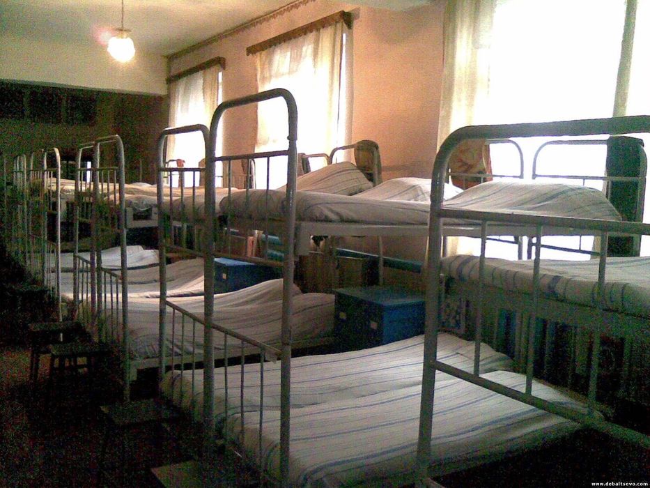 .
кровать железная, двухярусная. Армейская, для военных, казарма

7