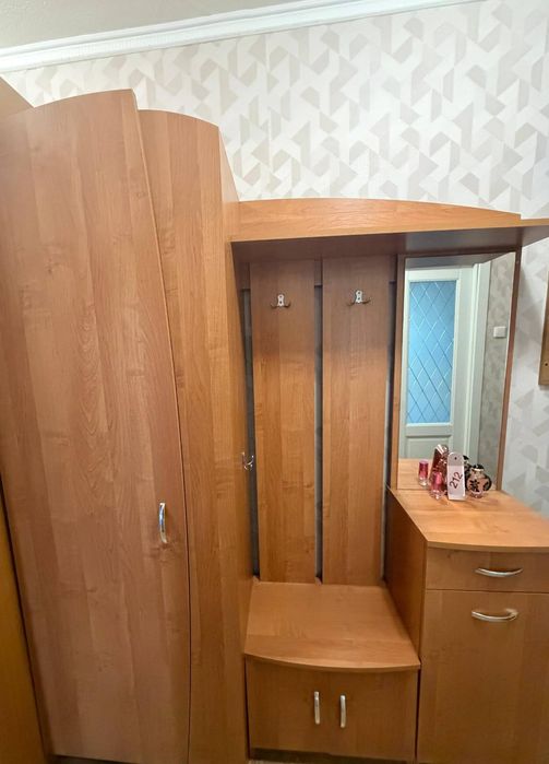 Продам шкаф прихожую с зеркалом
