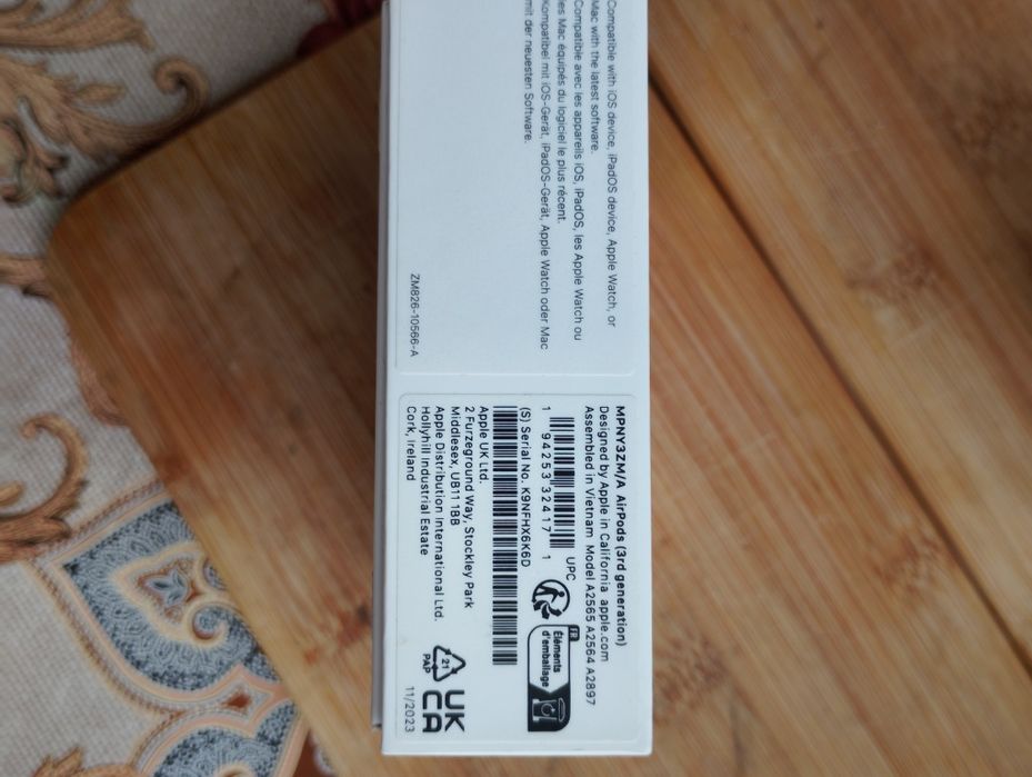 Безжични слушалки от марката Apple, модел Airpods.