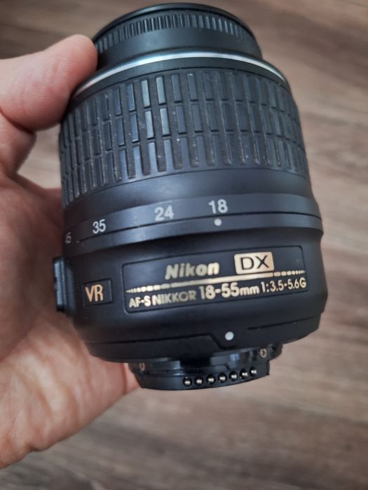 Объектив Nikon D3000