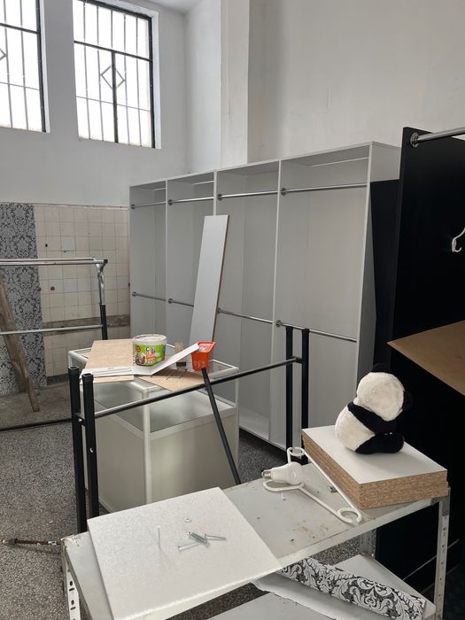 Пълно търговско оборудване за магазин – витрини, стелажи и щендери