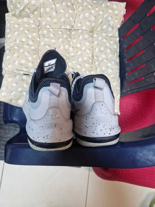 Продават се мъжки маратонки Nike