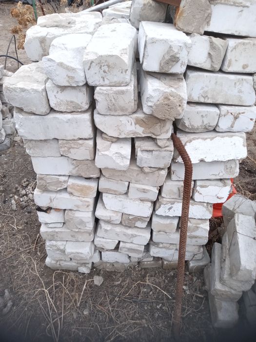 Жерди .кирпич.лесница