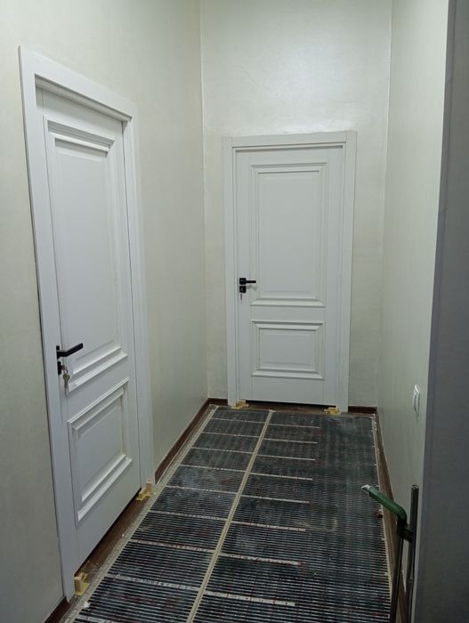 установка меж комнатных и металических дверей и плинтуса