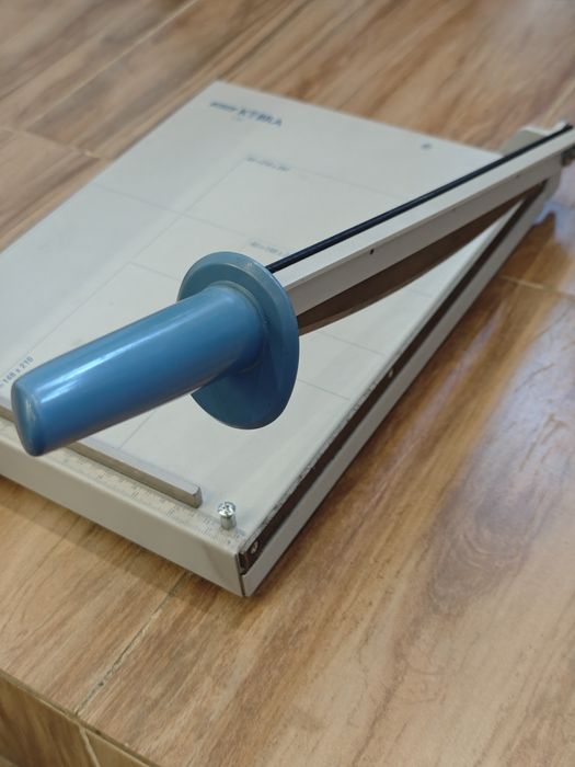 Продам резак для бумаги COBRA 360 EM