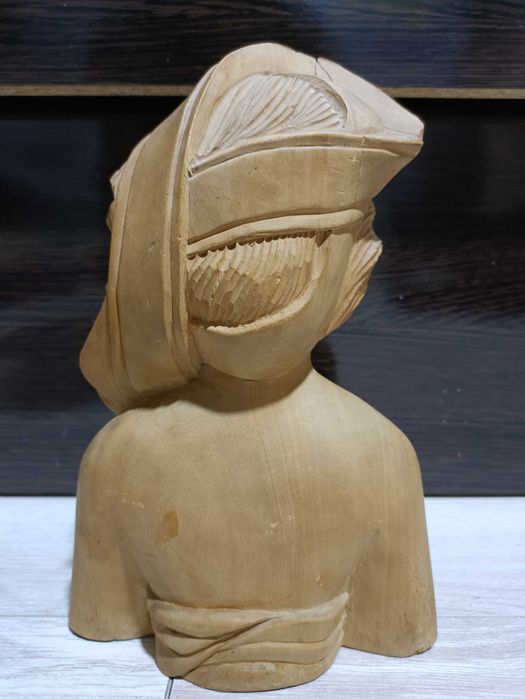 Деревянная статуэтка девушки
