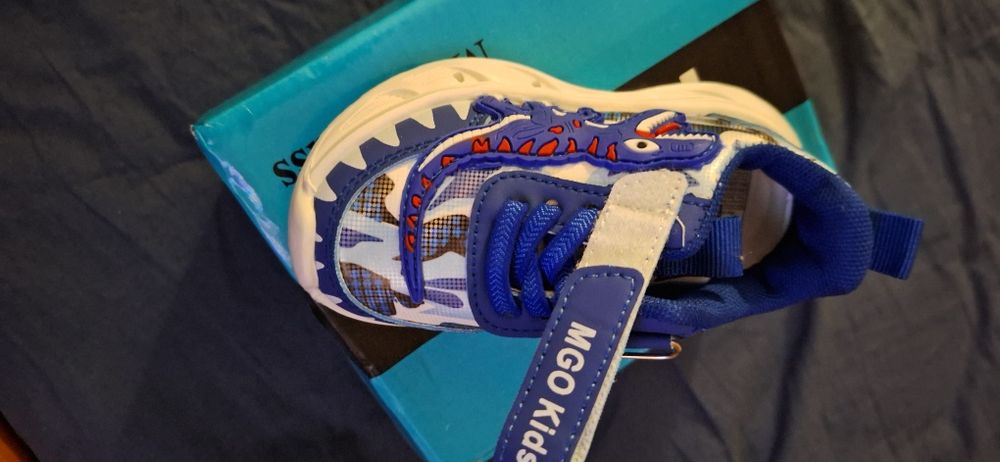 Nr 23 Pantofi sport cu LED cu dinozaruri