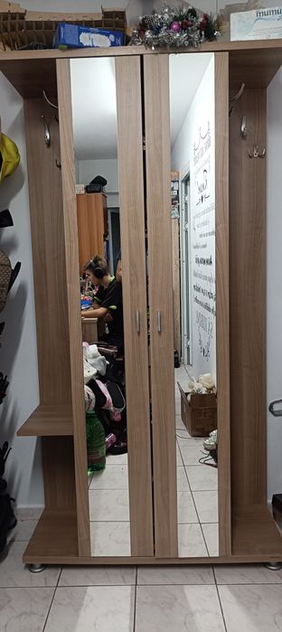 Vând cuier culoare stejar.