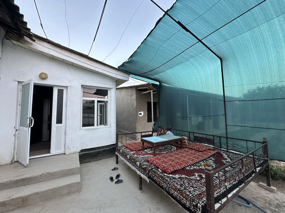 Uy sotiladi 10 sotix 7 xonali uy