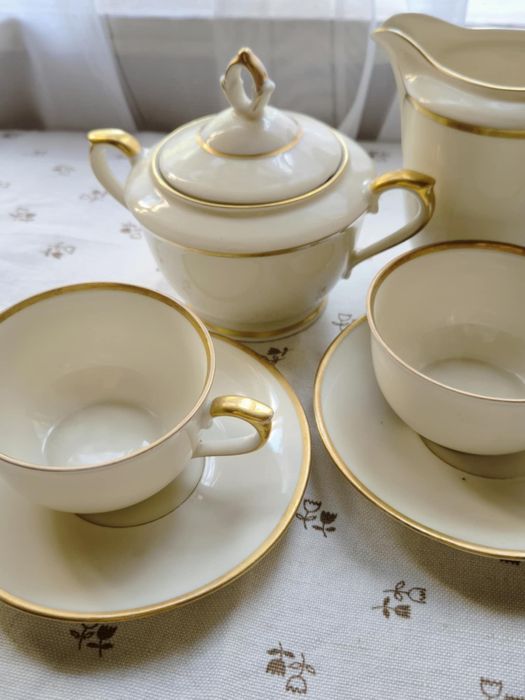 Чаши за чай, захарница и каничка